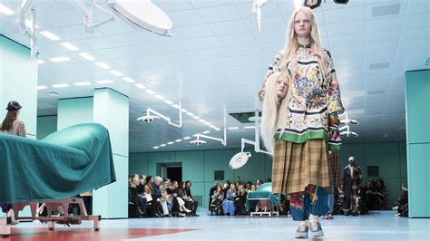 modella gucci naso|Why Gucci models carried fake heads down the runway.